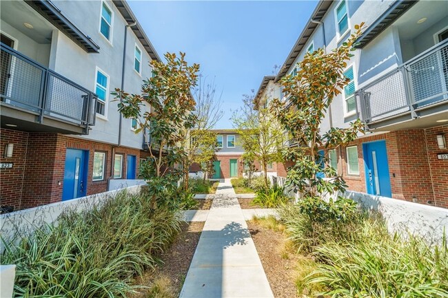 Building Photo - 811 Hudson Ln