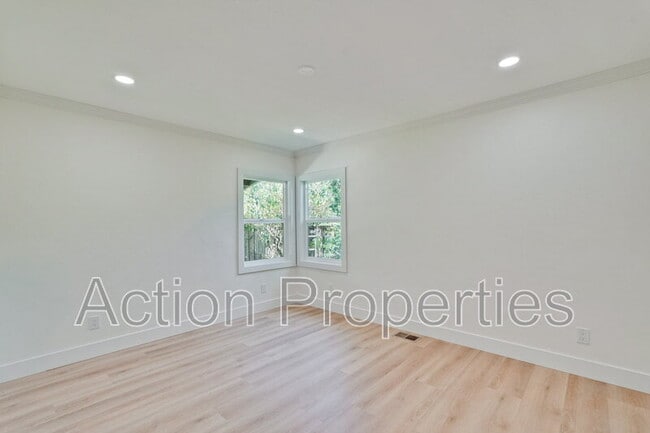 Building Photo - 207 Haight St