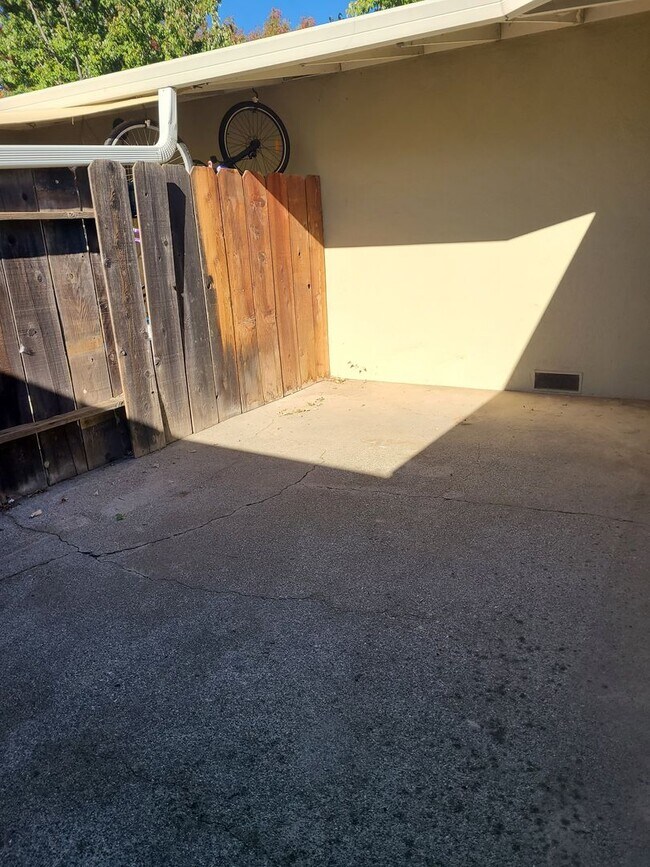 Building Photo - 139 W Lassen Ave