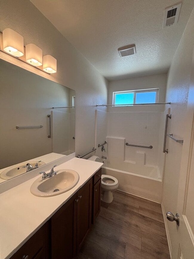 Building Photo - Upscale Living: Stunning 5-Bedroom, 3-Bath...