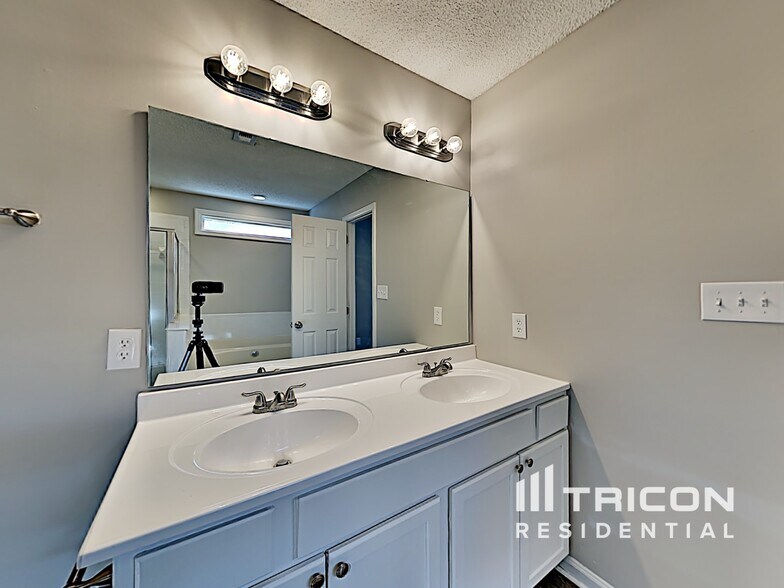 Building Photo - 7504 Axis Ct