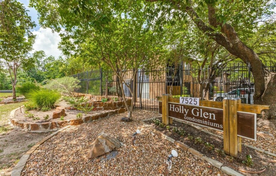 Building Photo - 7525 Holly Hill Dr