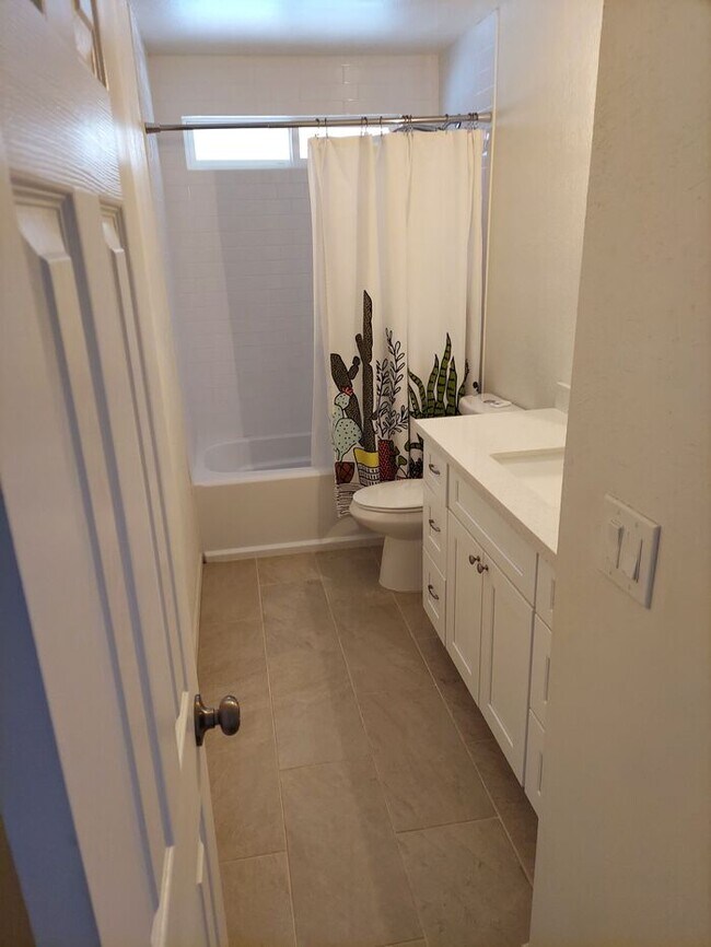 Building Photo - 2 bedroom, 1 bath with pool