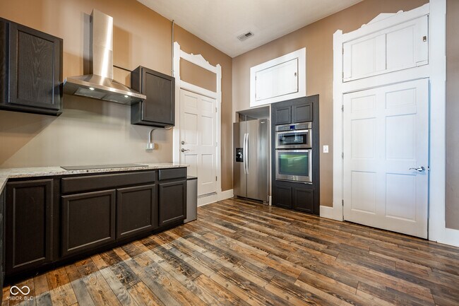 Building Photo - 12 E Washington St