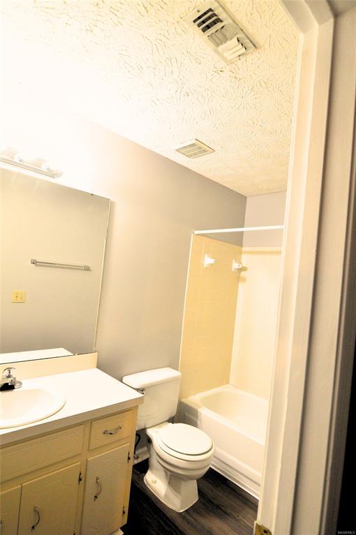 Building Photo - 165 E 6th St