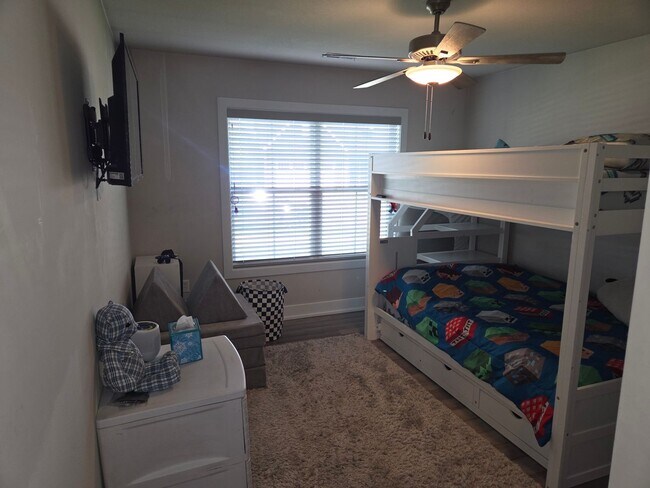 Building Photo - 3 bd, 2 ba house in E Columbia in great move-in shape, fenced, corner lot, w/d provided.