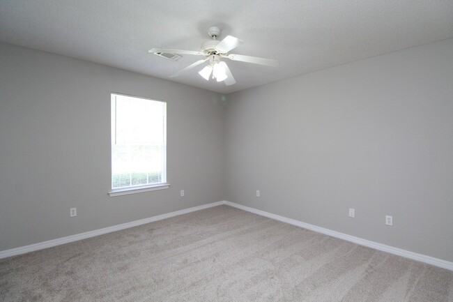 Building Photo - 3-Bed, 2-Bath Brick Home with Vaulted Ceilings and 1-Car Garage – Conveniently Located Near Whiti...