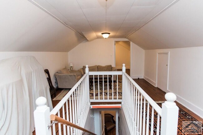 Building Photo - 520 Sunset Dr
