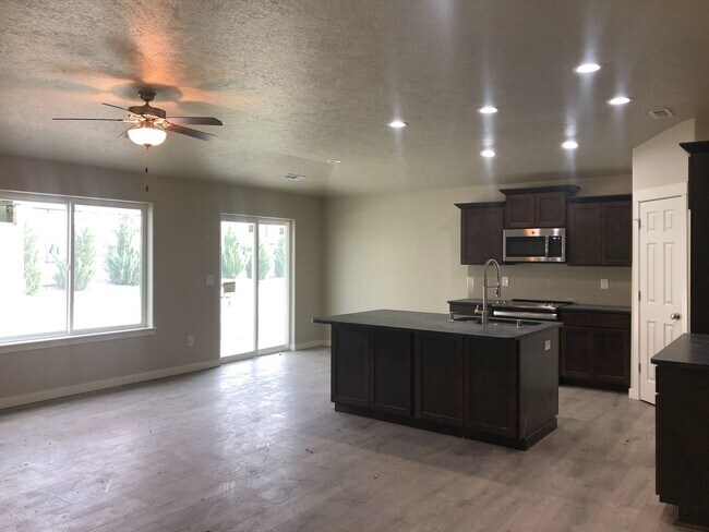 Building Photo - 3 Bed 2 bath Home for Rent!