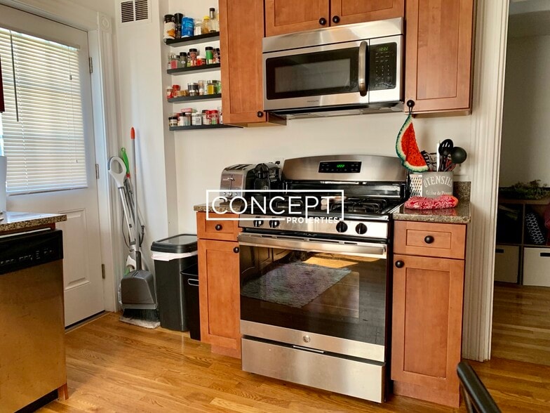 Building Photo - 64 Murdock St