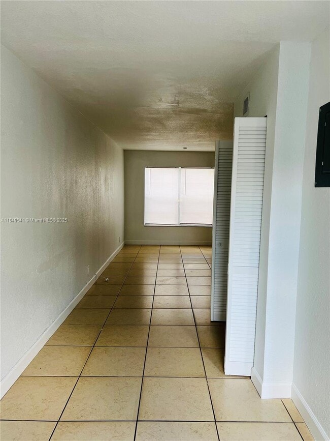 Building Photo - 4705 NW 9th Dr