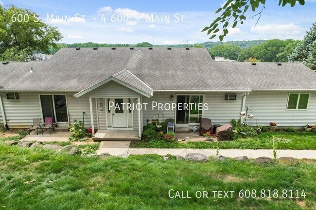 Building Photo - 2 bedroom/ 1 bath apartment in Deerfield, WI