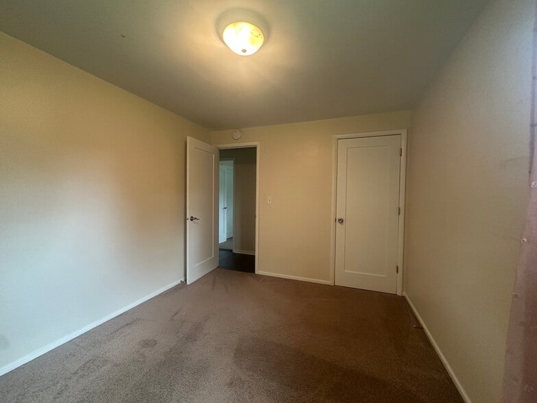Building Photo - 4055 Royal Oak Dr