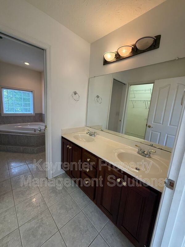 Building Photo - 104 Buckingham Pl
