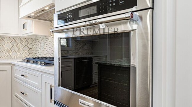 Building Photo - Stunning Remodeled 4 bedroom / 4 bath-2026...