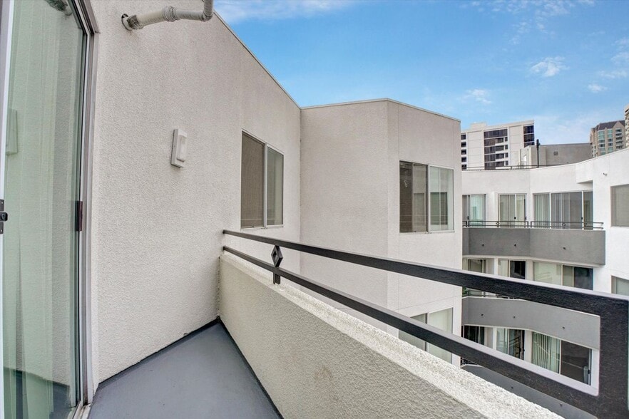 Building Photo - 10600 Wilshire Blvd