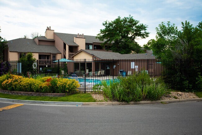 Building Photo - Garden Level Condo in North Boulder