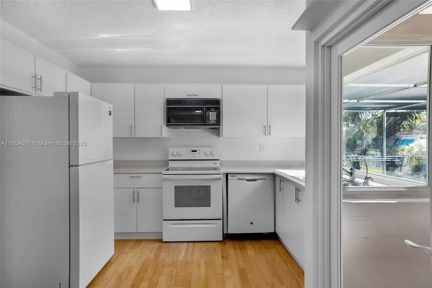 Building Photo - 2020 NW 33rd Ct