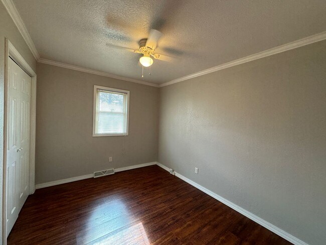 Building Photo - Gorgeous 3 bedroom, 2 bath home in a great Springfield neighborhood!