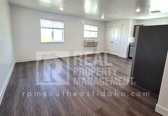 Building Photo - 3609 E Gample Ave