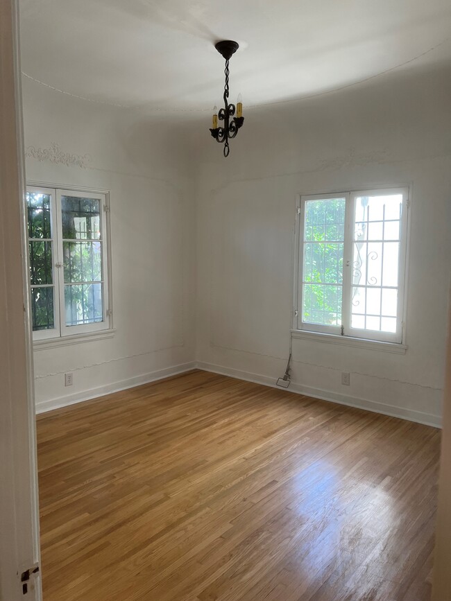 Building Photo - 1025 S Orange Grove Ave