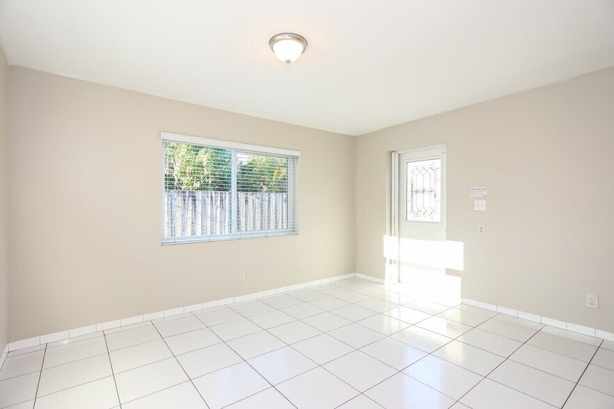 Building Photo - 9429 Saddlebrook Dr