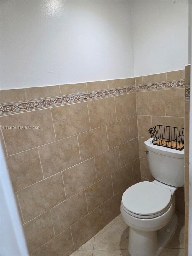 Building Photo - 3750 Inverrary Dr