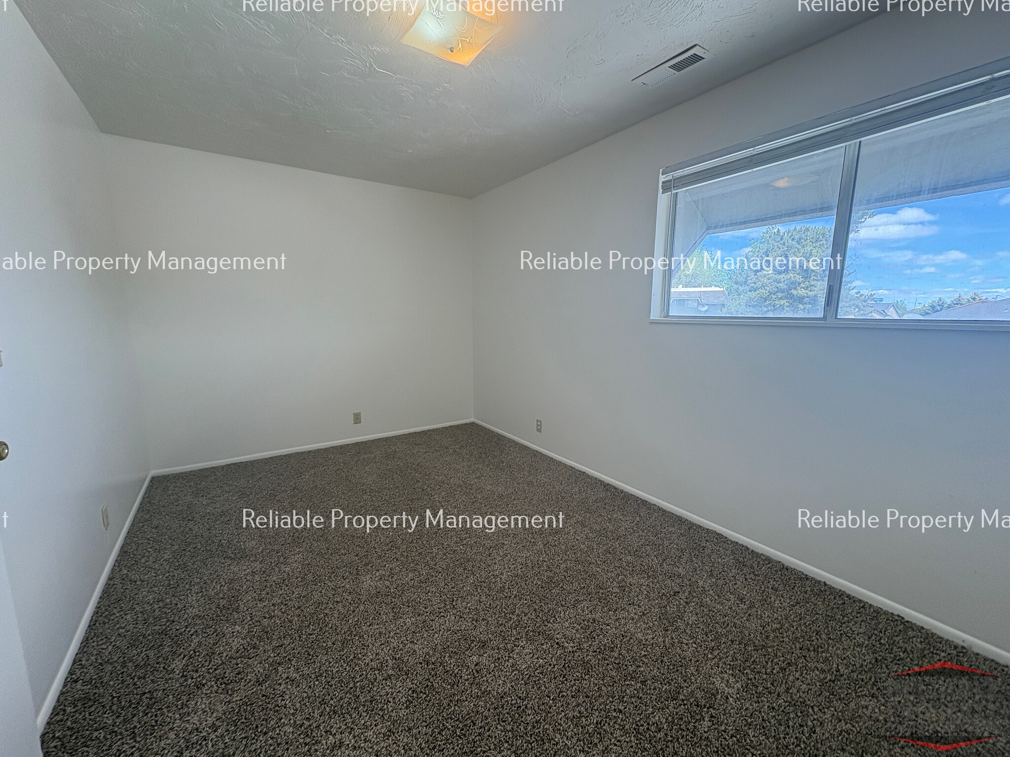 Building Photo - 1524 Falcon Dr