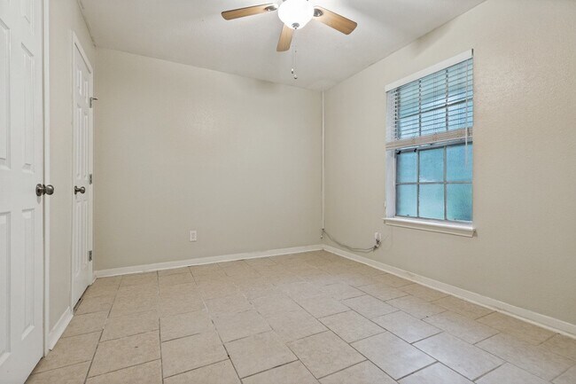 Building Photo - 2623 Foliage Green Dr