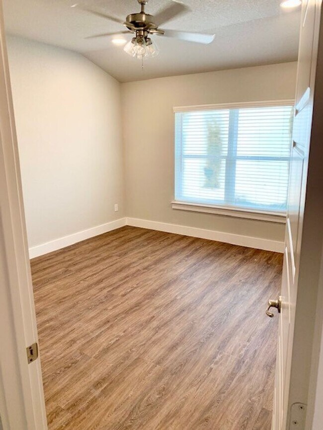 Building Photo - Beautiful Townhome in Great Location