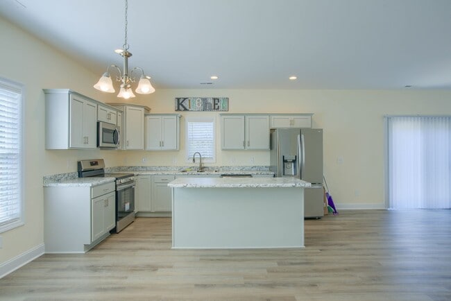 Building Photo - Charming 3-Bedroom Home for Rent in Rogers Farm