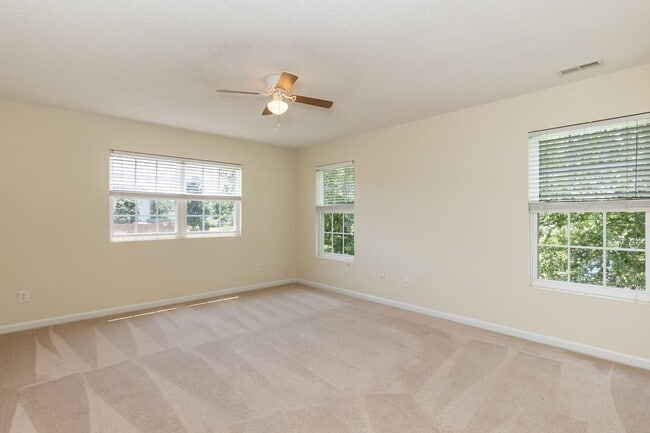 Building Photo - Four Bedroom Home!