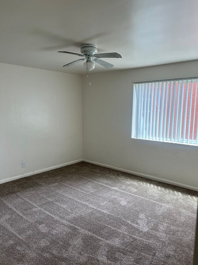Building Photo - Move in now! 2 bed/ 1 bath