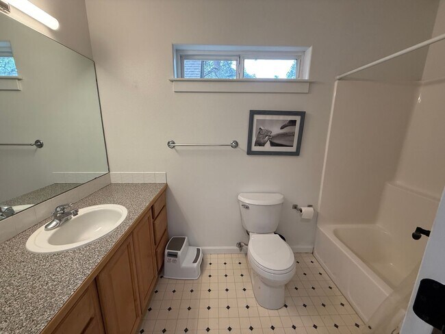 Building Photo - Beautiful 3 Bed/2.5 Bath Home in West Bend - Albany Ave