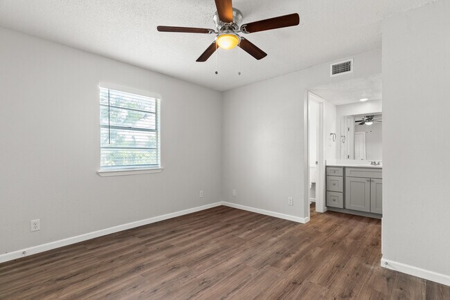 Building Photo - 401 Root Ave