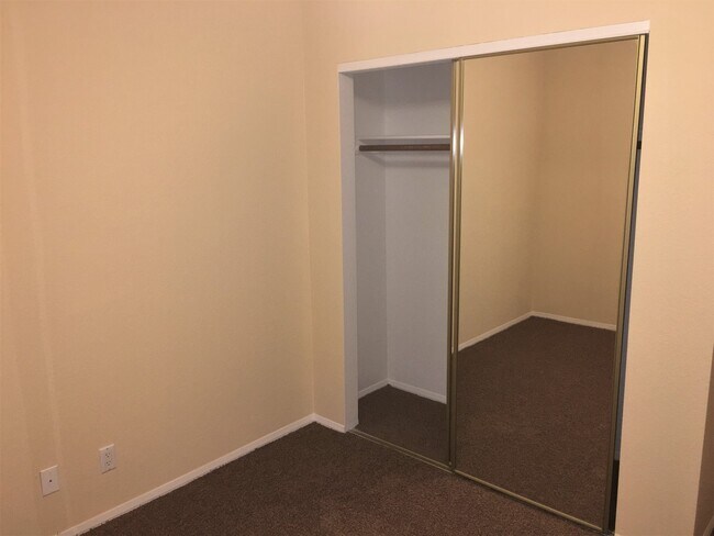 Building Photo - **EXCELLENT 3br/2.5ba/2carport TOWNHOUSE (GUADALUPE & GILBERT)**