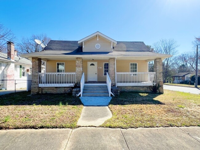 Building Photo - 829 Dillard St