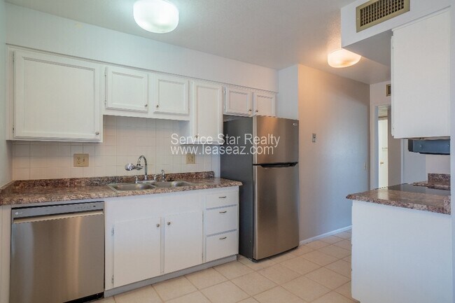 Building Photo - 17230 N Palo Verde Dr