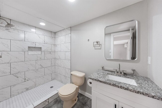 Building Photo - 213 Caplin St