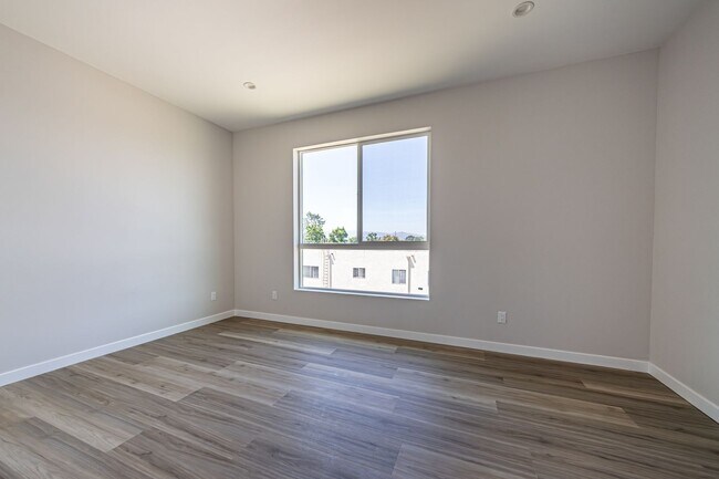Building Photo - Stunning 4-bedroom, 4-bathroom tri-level t...