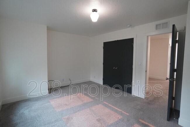 Building Photo - 4314 W Clark St