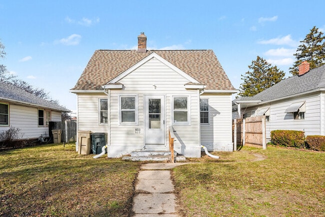 Building Photo - Charming Three Bedroom Home in a Convenient Location
