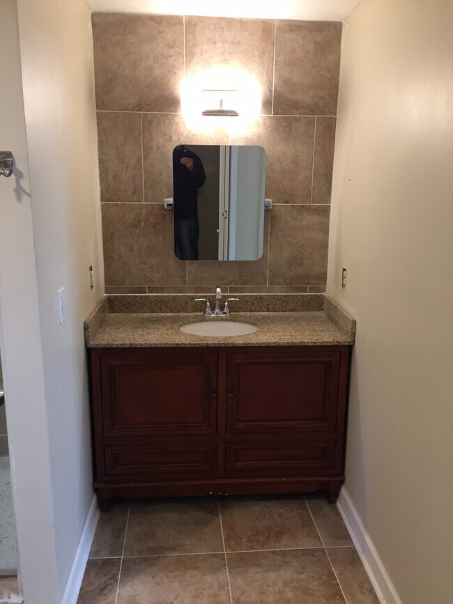 Master Bathroom - 1004 Bate Ave