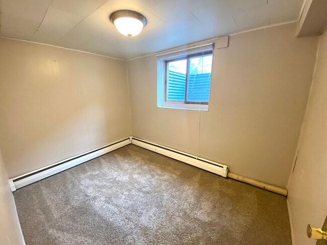 Building Photo - 4 Bed 2 Bath Home!