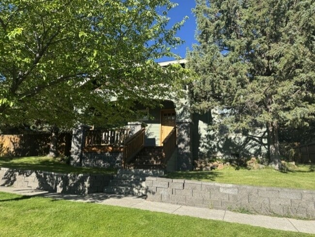 Building Photo - Fully Furnished West Side Location