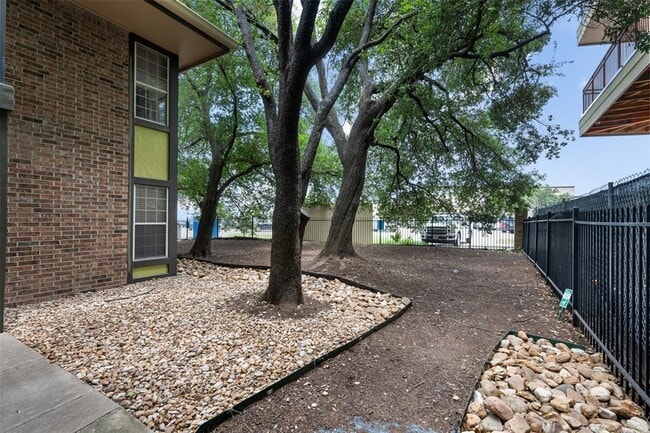 Building Photo - 7685 Northcross Dr