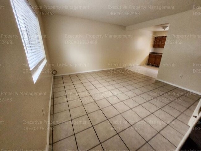 Building Photo - Townhouse unit. 2 bedrooms 1.5 bath call o...