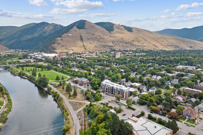 Building Photo - Hip Strip Furnished Condo in Reed Building $2,500 / Month - DATES NEGOTIABLE