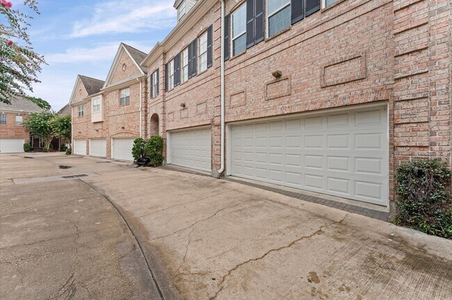 Building Photo - 6839 Staffordshire Blvd