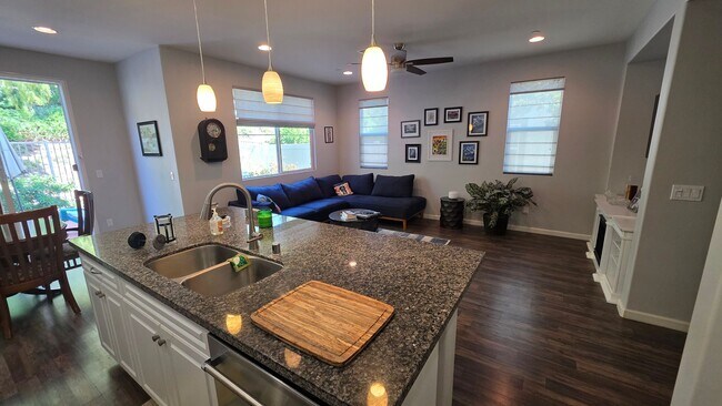 Building Photo - GORGEOUS TOWNHOME IN THE HEART OF SOUTH TEMECULA!